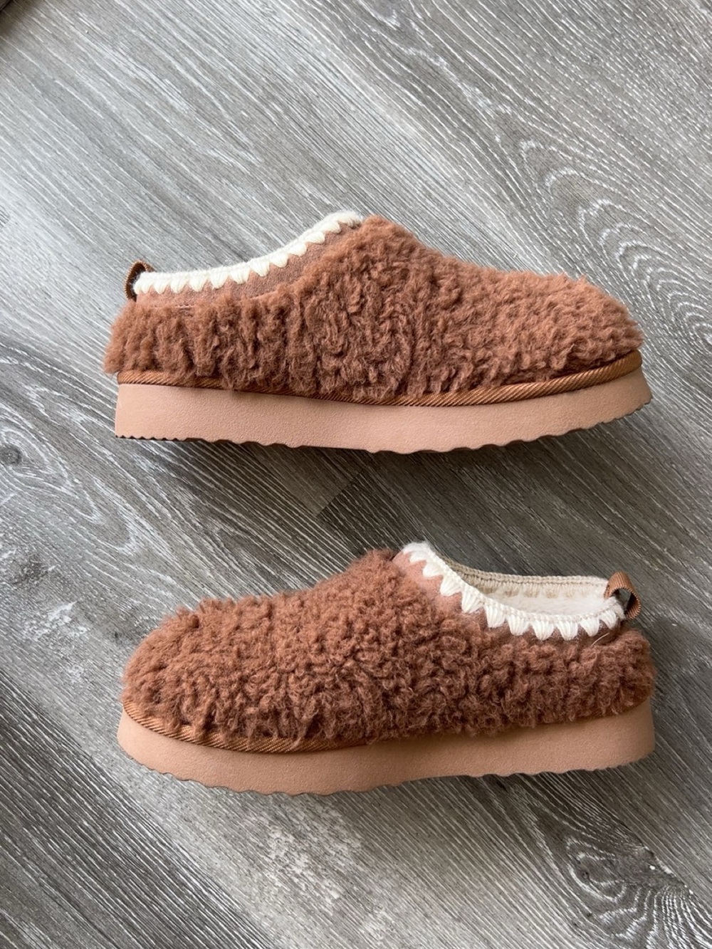 Auden Brown and White Clog Slippers. Women’s Size 6 - Picture 2 of 5